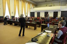 Hanna Zdanowska, prezydent miasta Łodzi podczas lekcji z budżetu obywatelskiego z uczniami XX LO.