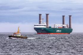 Transportowiec „E-Ship 1” ma napęd wspomagany czterema żaglami rotorowymi.