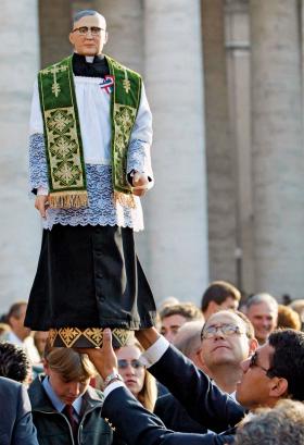 Figurka założyciela Opus Dei - hiszpańskiego księdza Josemarii Escrivy de Balaguera.
