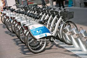 Liderem wśród polskich systemów wypożyczalni rowerów jest warszawskie Veturilo.