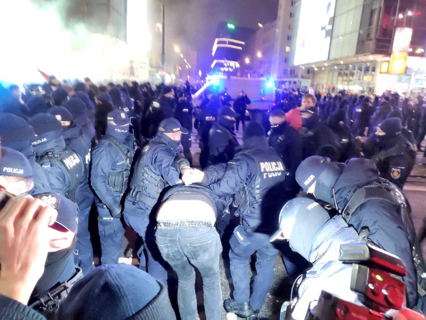 Policja zatrzymuje protestujących.