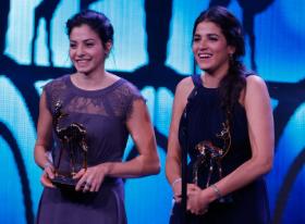 Siostry Sara i Yusra Mardini podczas ceremonii wręczenia nagród Bambi