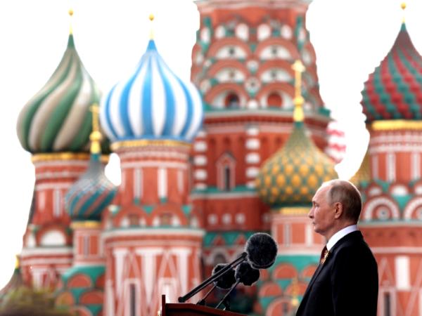 Władimir Putin podczas obchodów Dnia Zwycięstwa w Moskwie, 9 maja 2025 r.