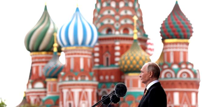 Władimir Putin podczas obchodów Dnia Zwycięstwa w Moskwie, 9 maja 2025 r.
