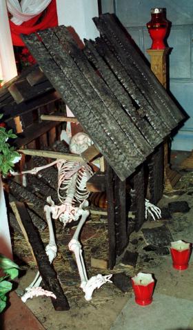 Metropolita gdański znów musiał interweniować w 2001 r., kiedy w grobie znalazła się miniaturka zwęglonej stodoły w Jedwabnem z ludzkim szkieletem opatrzona napisem  -'Żydzi zabili Pana Jezusa i Proroków, i nas także prześladowali'.