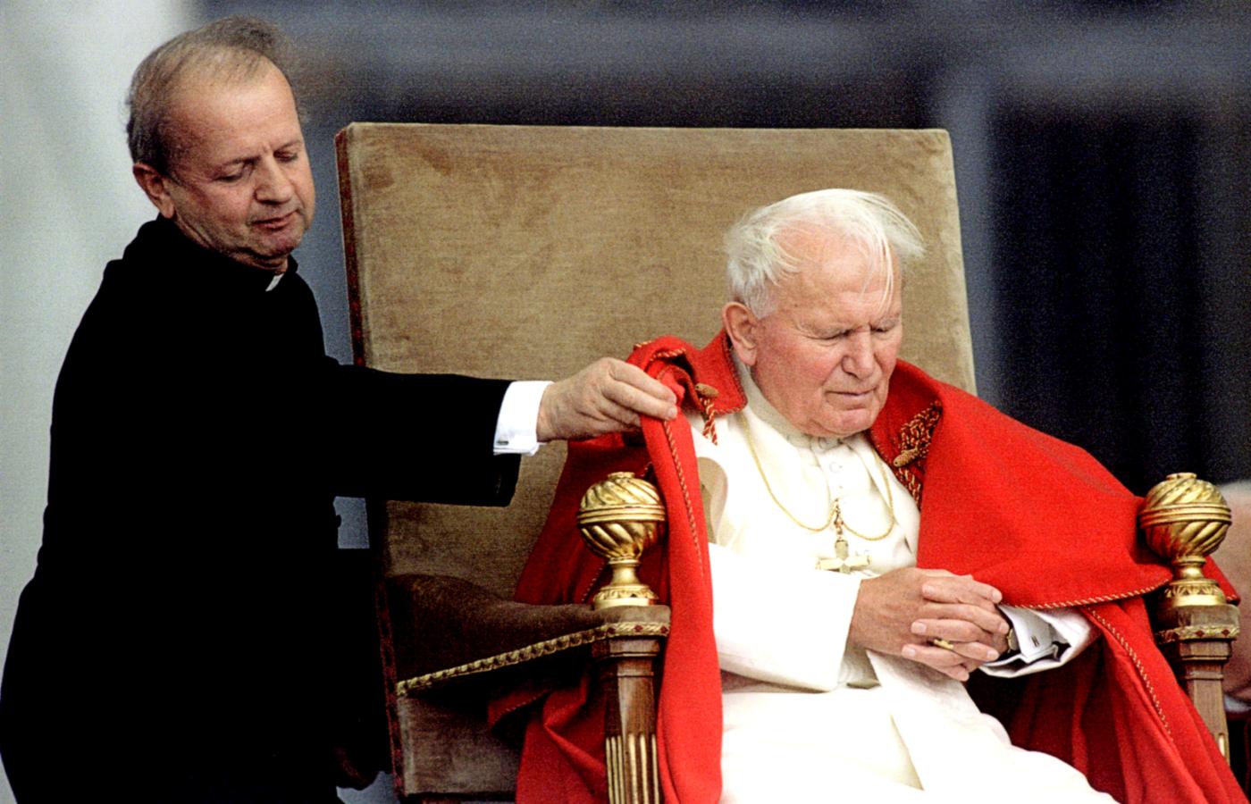 Ks. Stanisław Dziwisz i papież Jan Paweł II, audiencja generalna w 1996 r.