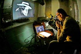 Na koniec perełka starego kina: „Znak Zorro” z 1920 r. Dubbingiem i muzyką na żywo zajął się zespół Niemy Movie.