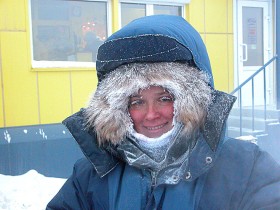 Na zewnątrz minus 47 stopni, byk się wścieka, bodzie i dyszy chłodem. Na rogi zimna najlepsze są wełna, bawełna i skóry zwierząt. Wilczą uszankę dobrze jest jeszcze przycisnąć puchowym kapturem. Ciężkie mrozy i smog ustąpią dopiero w marcu.