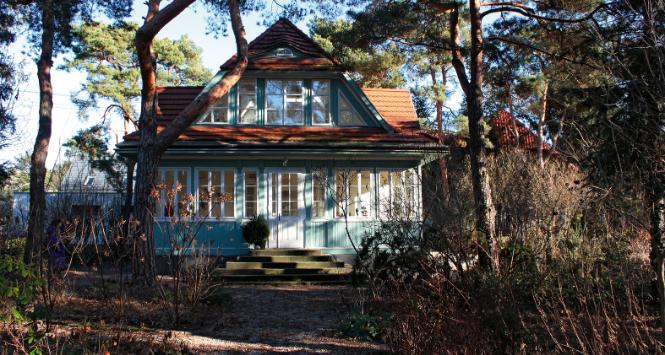 Radość, Willa Bajka z 1930 r. Ma bryłę inną niż typowy świdermajer, np. czterospadowy dach i trapezowe mansardy. Kolorystyka nawiązuje do petersburskich fascynacji inwestora – Henryka Kowalskiego.