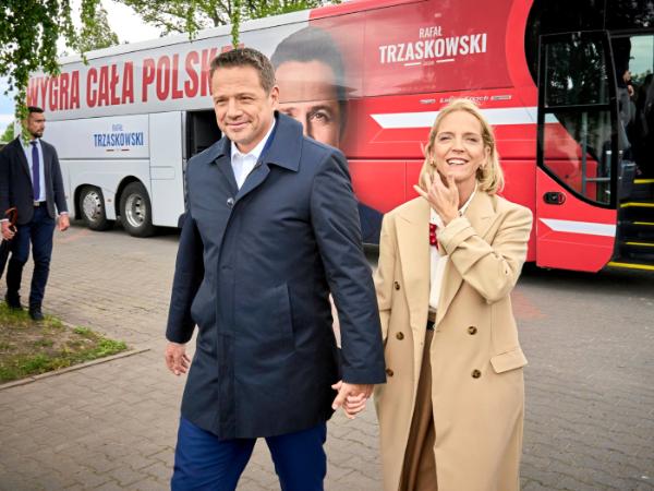 Rafał Trzaskowski z żoną Małgorzatą w czasie kampanii wyborczej odwiedzają gospodarstwo rolne w Buczku. 29 maja 2025 r.