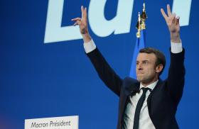 Na samym starcie Macron odbiera dodatkową premię; poprawiły się wskaźniki gospodarcze, przybyło 80 tys. miejsc pracy, prognozuje się szybszy wzrost.