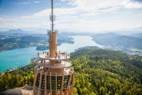 Platforma widokowa na wzgórzu Pyramidenkogel

Jednym z najciekawszych i najchętniej odwiedzanych przez turystów miejsc nad jeziorem Wörhersee jest wieża widokowa Pyramidenkogel. Wieża mieści się na wzgórzu o wysokości 851 m n.p.m. i jest najwyższą drewnianą wieżą widokową na świecie – ma nieco ponad 70 m. Oprócz tego, że służy za taras widokowy, pełni również funkcje transmisyjne. W 2012 r. stojąca w tym miejscu od 1950 r. wieża została wysadzona i zastąpiona nowoczesną konstrukcją, otwartą latem 2013.