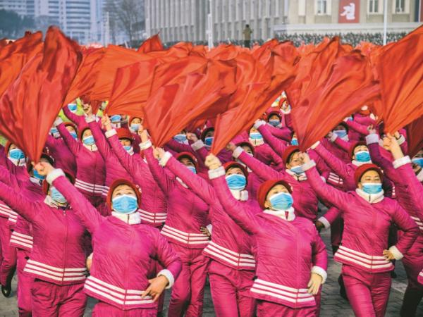 Tysiące robotników, rolników i pracowników biurowych wzięło udział w demonstracji poparcia dla decyzji podjętych przez Komitet Centralny Partii Pracy Korei.