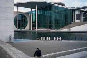 Nowe budynki Reichstagu spinają dziś brzegi Sprewy, która w czasach istnienia muru stanowiła dodatkową przeszkodę.