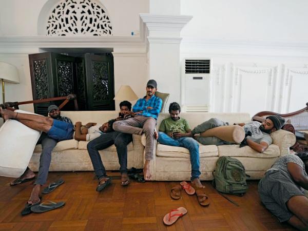 Na zdjęciu widać demonstrantów, którzy odpoczywają po wtargnięciu do oficjalnej siedziby prezydenta Sri Lanki obwinianego o wywołanie kryzysu gospodarczego.