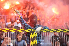 Słowo fan pochodzi od fanatyka, tłumaczy John King, autor powieści „Kibole”, od 1976 r. fan Chelsea