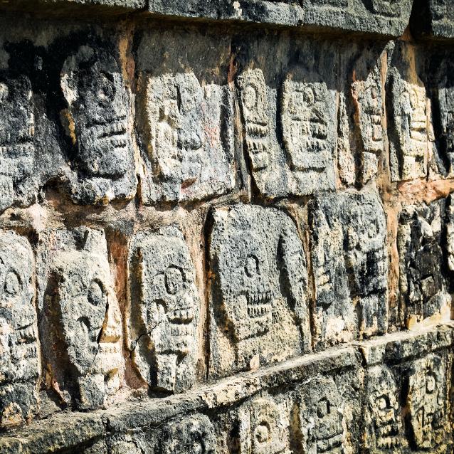 Ściana czaszek w Chichén Itzá.