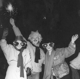 Rok 1989 był tym szczególnym. Formalnie 31 grudnia 1989 był ostatnim dniem PRL-u i był to ostatni Sylwester komunistycznego państwa. Po północy, 1 stycznia 1990, wszyscy bawili się już w Rzeczpospolitej Polskiej. Na ulicach i z zachodnimi gadżetami.