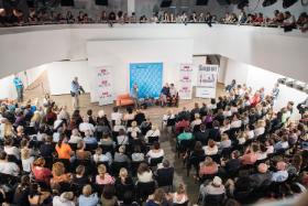 Literacki Sopot powoli staje się wizytówką miasta i nikogo to nie dziwi – imponują nazwiska gości i prowadzących spotkania, ale przede wszystkim wyjątkowo bogaty program, w którym poza spotkaniami autorskimi znajdziemy koncerty, czytania sztuk, pokazy filmowe, specjalne pasma warsztatów dla dzieci i młodzieży oraz akcje specjalne. Na pewno tym, co łączy wszystkich uczestników festiwalu – zarówno pisarzy, jak i widzów – jest ogromna ciekawość świata. Dobra literatura staje się pretekstem do poznania obcej kultury, refleksji nad życiem społecznym innych krajów i diagnozy współczesności. Do tej pory bohaterami festiwalu były: literatura skandynawska, Rosja, Czechy, Izrael, literatura hiszpańskojęzyczna, a w tym roku Francja. Na zdjęciu spotkanie z Edgarem Keretem podczas Literackiego Sopotu w 2016 r.