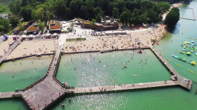 W obrębie Olsztyna jest 11 jezior, ale przy żadnym z nich nie istniała dotychczas prawdziwie nowoczesna baza rekreacyjno-sportowa. Władze miasta postanowiły to zmienić, a wybór padł na popularne wśród mieszkańców, największe i położone bardzo blisko centrum miasta jezioro Ukiel.