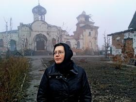 Siostra zakonna przed ruinami pobliskiego klasztoru.