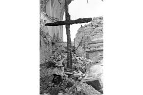 Wielkanoc w ciężkich powojennych czasach. Na fot. dziewczynka sprzedająca bazie w ruinach warszawskiego placu Trzech Krzyży w Warszawie.