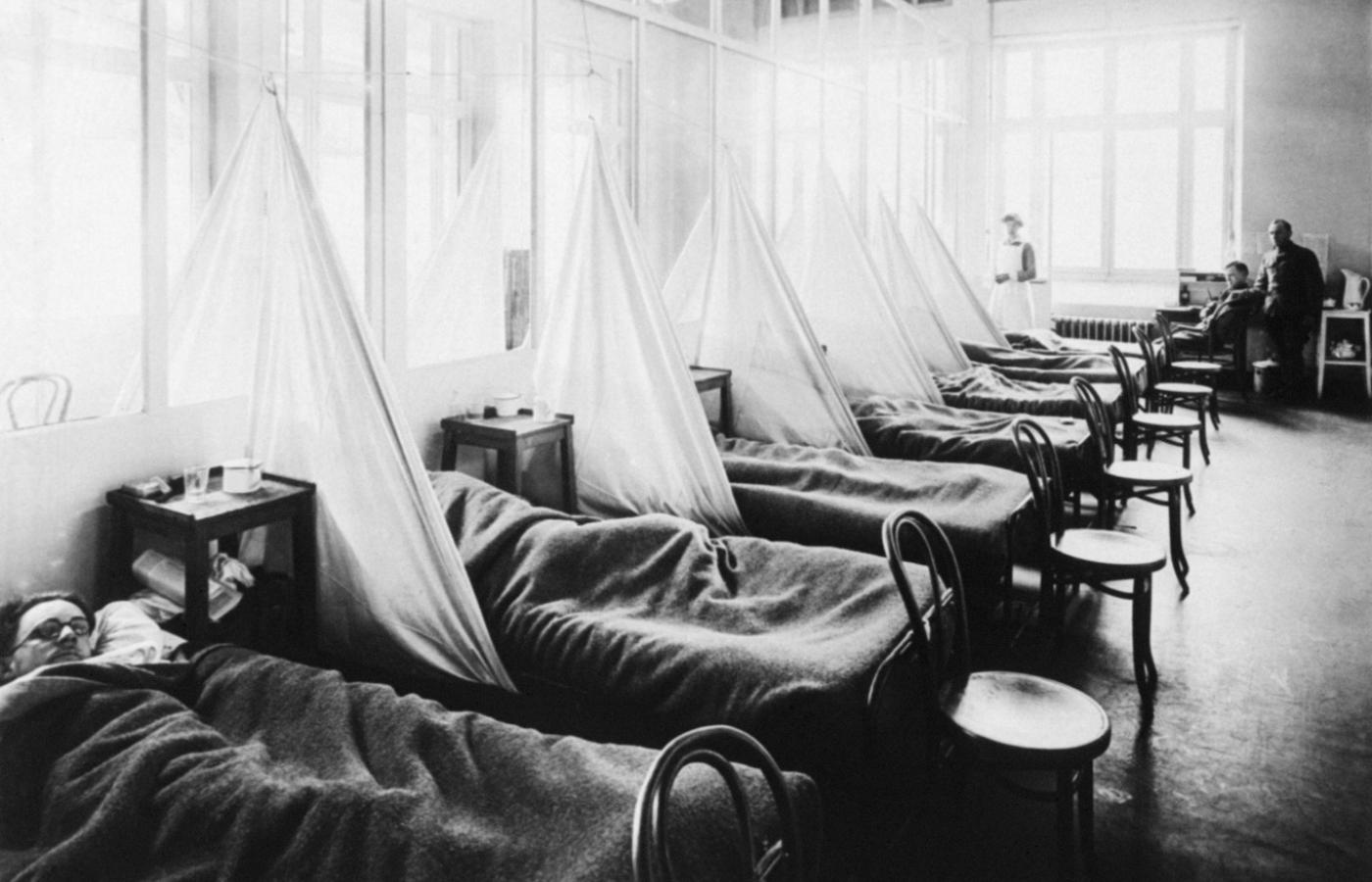 Żołnierze amerykańscy chorzy na hiszpankę w szpitalu wojskowym we francuskim miasteczku Aix-les-Baines, 1918 r.