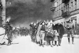 Żydowskie rodziny mieszkające w getcie warszawskim w drodze na Umschlagplatz.