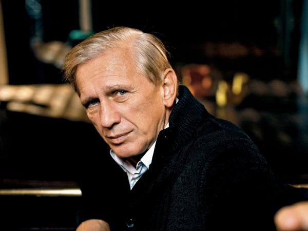 Jan Englert jest dyrektorem artystycznym Teatru Narodowego. Wykłada w Akademii Teatralnej w Warszawie.