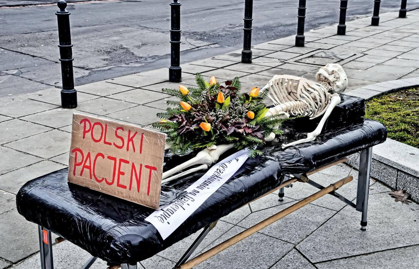 Podczas pikiety fizjoterapeutów pod Sejmem pojawił się szkielet z napisem: „Zmarł w oczekiwaniu na fizjoterapię”.
