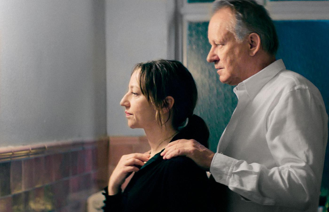 Kadr z „Nadziei”: Stellan Skarsgård i Andrea Bræin Hovig jako para doświadczona ciężką chorobą.