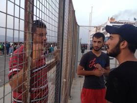 Pożegnania. Ci, co zostają na Kos, wciąż czekają na dokumenty uprawniające do dalszej podróży – promem do Aten.