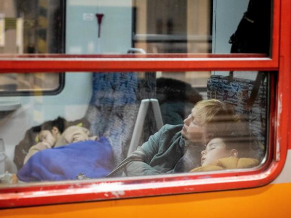 Siódmy dzień agresji Rosji na Ukrainę. Uchodźcy wojenni podróżujący specjalnym pociągiem mazowieckich linii Polregio na trasie Chełm–Warszawa. Lublin, 2 marca 2022 r.