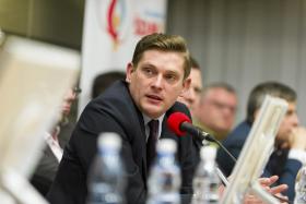 Światowy medialny rozgłos zdobył Bartosz Kownacki, wiceminister MON, tłumacząc, że Polacy uczyli Francuzów jeść widelcem.