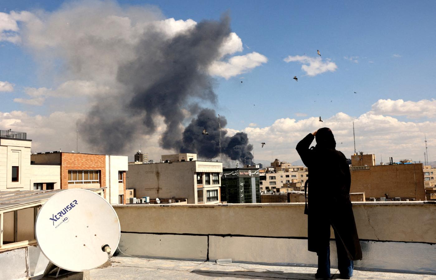 Dym nad Teheranem po izraelsko-amerykańskim ataku, 1 marca 2026 r.