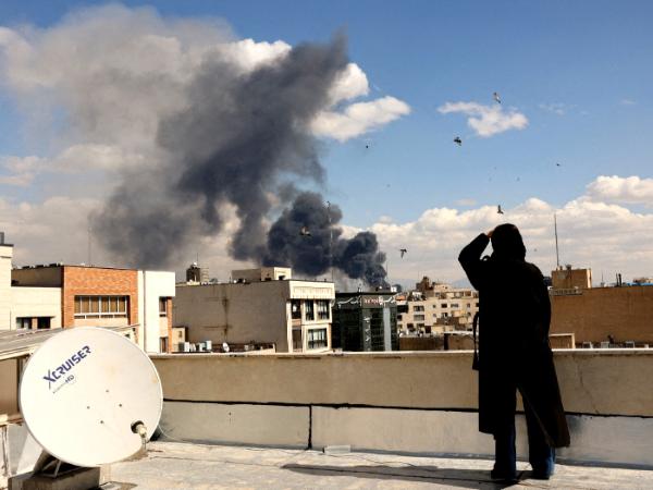 Dym nad Teheranem po izraelsko-amerykańskim ataku, 1 marca 2026 r.