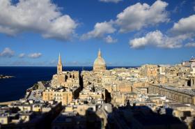 Śródziemnomorski klimat, barokowa architektura, niska przestępczość - żeby zostać obywatelem Malty wystarczy 1,15 mln euro.