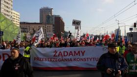 Jedna z licznych demonstracji Komitetu Obrony Demokracji. Warszawa.