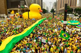 Brazylia wrze, prawicowa opozycja wspierana przez miliony swoich wyborców manifestuje na ulicach i domaga się odejścia pani prezydent Dilmy Rousseff.