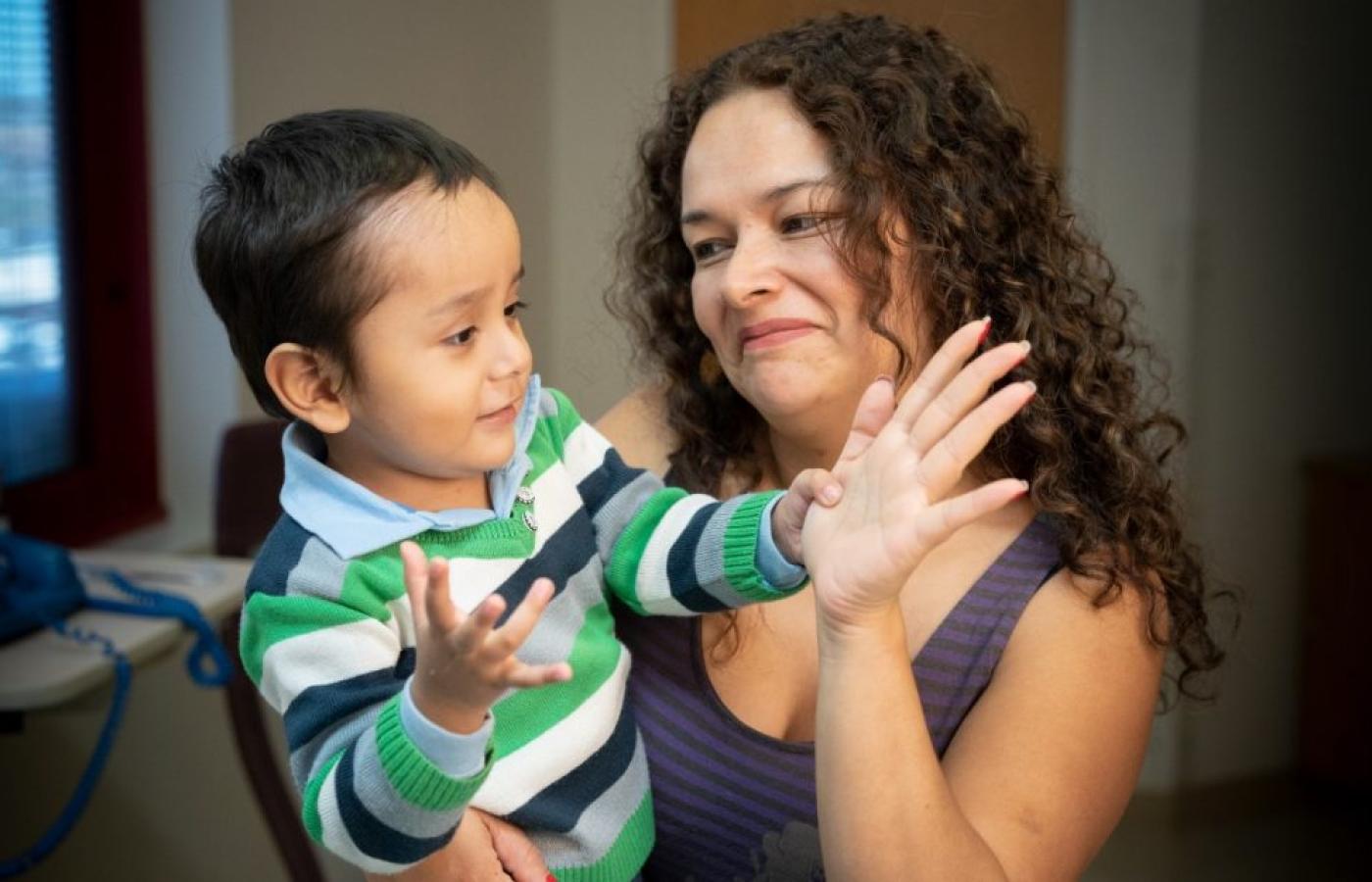 Dwuletni Gael Jesus Pino Alva z mamą Gianniną Alva. Gael jest jednym z ośmiorga „dzieci z bańki” (chorujących na SCID) wyleczonych za pomocą terapii genowej wykorzystującej wirus HIV i opracowanej w St. Jude Children’s Research Hospital.