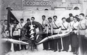 Członkowie Stronnictwa Narodowego z wieńcem ozdobionym „mieczem Chrobrego” przygotowanym na uroczystości pogrzebowe Romana Dmowskiego, 1939 r.