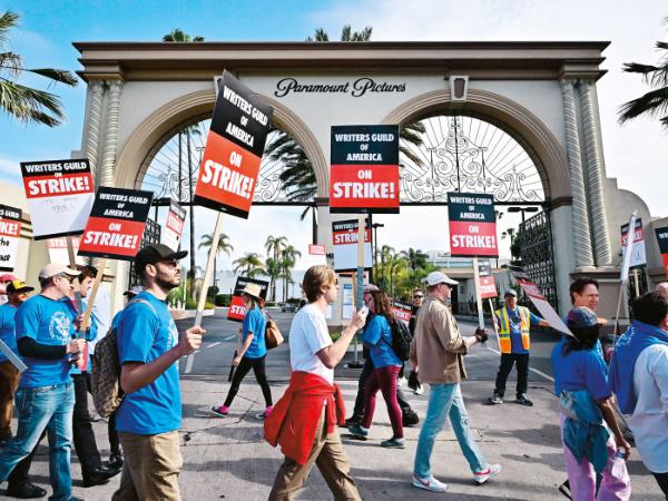 Strajk scenarzystów przed wytwórnią Paramount Pictures, Los Angeles.