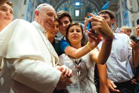 Papież Franciszek chętnie wychodzi do ludzi. Tu pozuje do prywatnego zdjęcia z młodzieżą po mszy w kościele św. Augustyna w Rzymie.