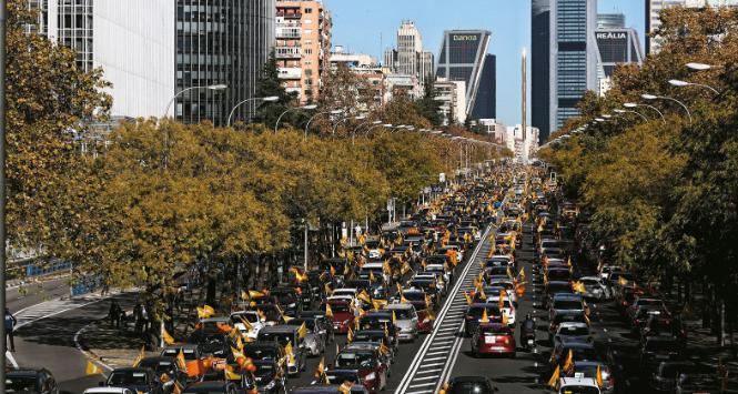 Samochodowy protest obrońców concertadas, elitarnych szkół prywatnych, Madryt.