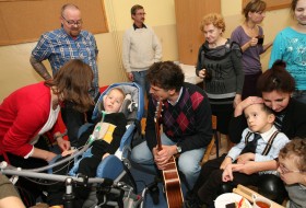 Zdrowi nie lubią twarzy naznaczonej cierpieniem.