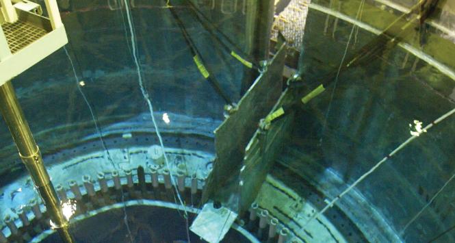 Start-up Project Omega planuje pozyskiwać do zasilania sprzętu wojskowego zużyte paliwo jądrowe, jak pręt paliwowy widoczny w otwartym rdzeniu reaktora.