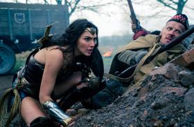 3. „Wonder Woman”, reż. Patty Jenkins. Kluczem do sukcesu było obsadzenie w roli tytułowej Gal Gadot, która łączy w sobie siłę i piękno potrzebne do oddania postaci nieziemskiej Wonder Woman. Pomogło również wplecenie w dosyć standardową historię komiksową opowieści o kobietach i mężczyznach, o relacjach i równości, a wreszcie opowieści o wojnie. Jenkins nie ustrzegła się w tym obrazie wielu potknięć, w finale w zasadzie się przewracając, bo jest on absolutnie niesatysfakcjonujący, wszystko przedtem stanowi jednak miłą odmianę z jednej strony w bardzo „męskocentrycznym” świecie herosów, z drugiej w raczej nieudanych ekranizacjach komiksów DC.