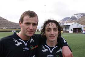 Andrzej Stretowicz i Jovan – serbski kolega z drużyny 07 Vestur. Ośnieżone szczyty za ich plecami to jeszcze do niedawna szlak codziennej wędrówki listonoszy z Gasadalur.