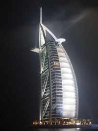 © Aymx, Wieżowiec Burj Al-Arab w Dubaju.