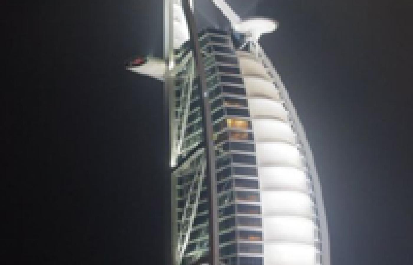 © Aymx, Wieżowiec Burj Al-Arab w Dubaju.